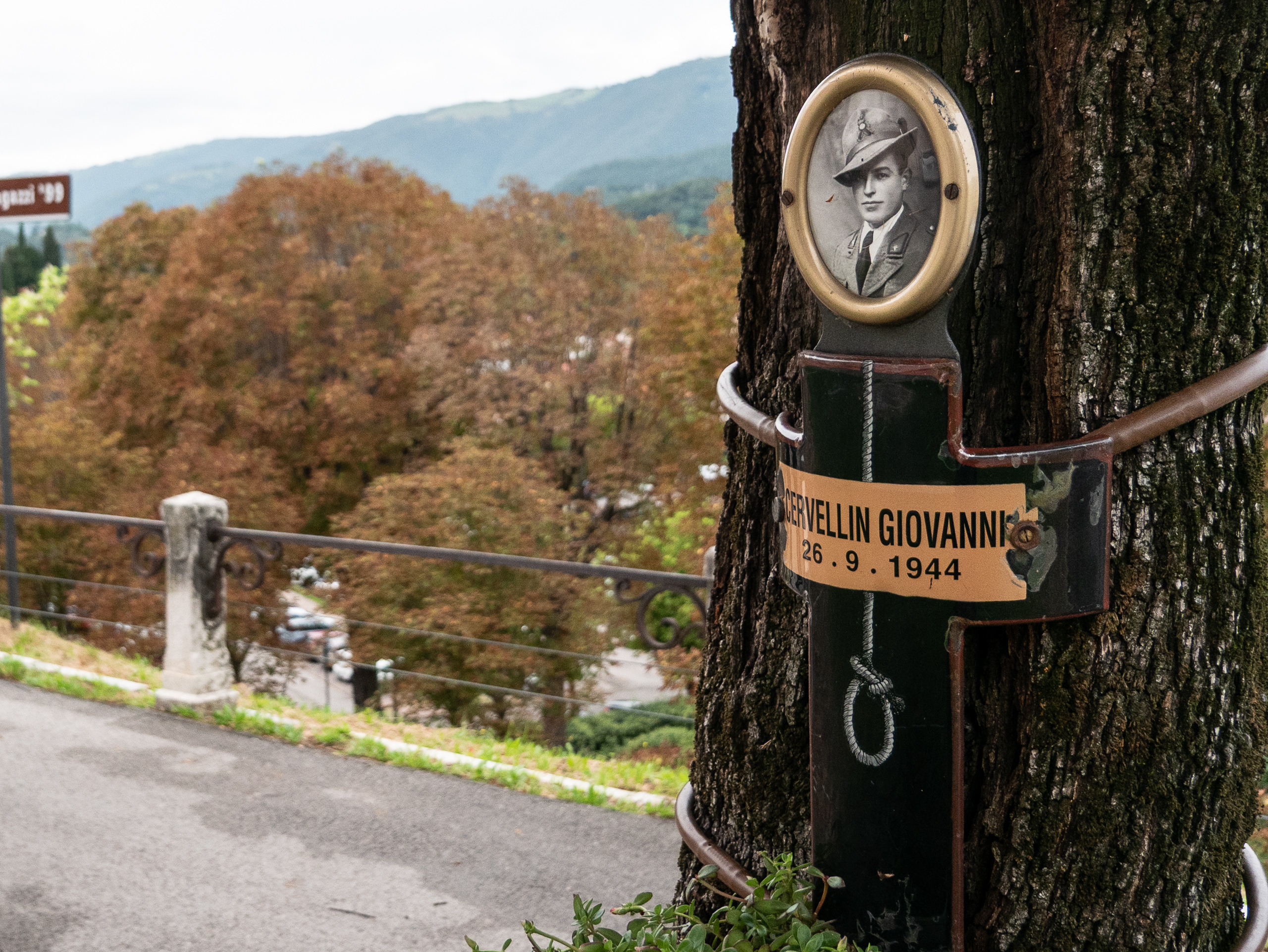 Gedenkkreuz am Baum für Giovanni Cervellin, gefallen am 26. 9. 1944